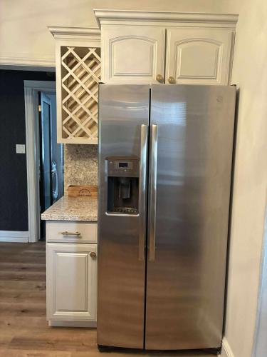 4 Bedrrom Downtown Gem, Modern, Comfort, Fireplace, Huge Backyard, Steps to Lake and Broadwalk in 特米斯卡明岸 (ON)