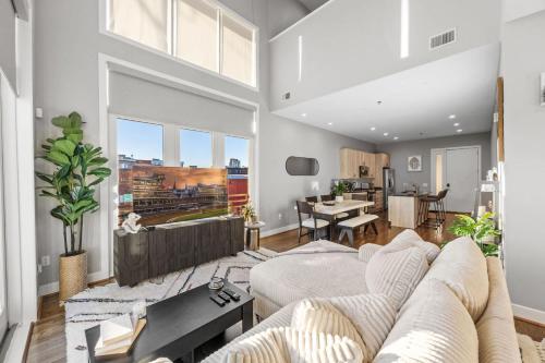 NEW Elegant Downtown Escape with Modern Comforts - image 2