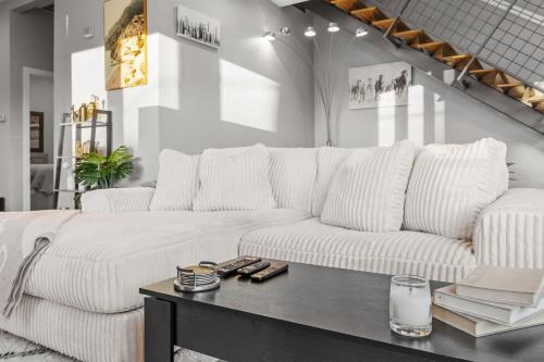 NEW Elegant Downtown Escape with Modern Comforts - image 8