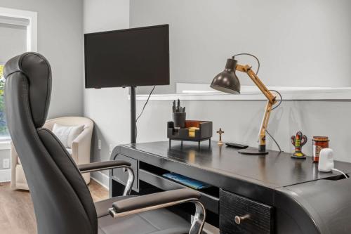 NEW Elegant Downtown Escape with Modern Comforts - image 5