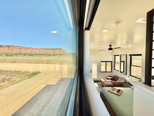 Tiny Home w Panoramic Views Hot Tub Near Zion in ไบร์ซ