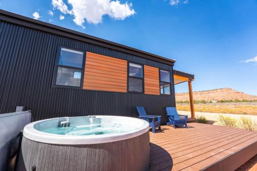 Tiny Home w Panoramic Views Hot Tub Near Zion in ไบร์ซ