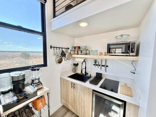 Tiny Home w Panoramic Views Hot Tub Near Zion in ไบร์ซ