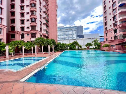 MARINA COURT PENTHOUSE KOTA-KINABALU VACATION HOME 5 BEDROOMS - 15 PAX