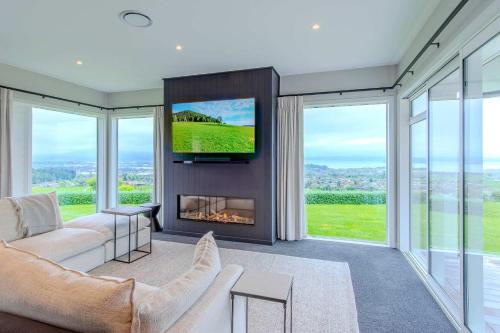 Jojo's Lookout - Stunning Lake Views with Spa in ลินมอร์