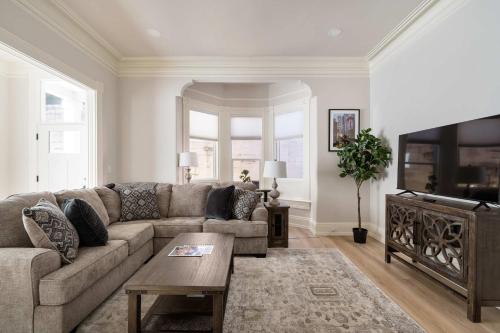 Alphabet District - 2BR Retreat - Prime Locale
