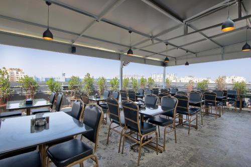 Restaurant, Magnus Fortune House Business Hotel in Wagholi