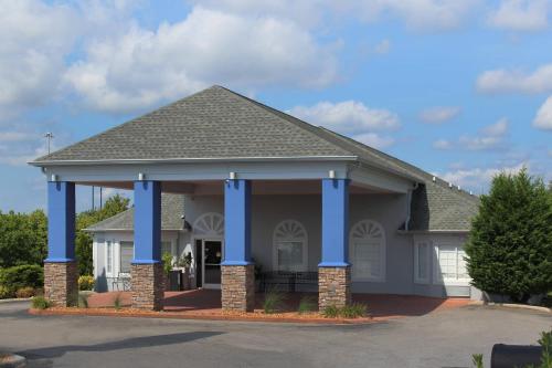 Quality Inn Crossville Near Cumberland Mountain State Park in Crossville, USA