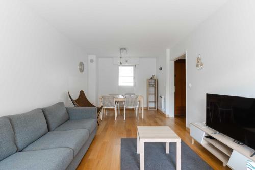 3 bedroom apartment with garden and swimming pool