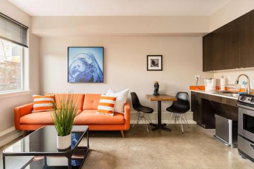 Bright Studio Apartment - Food Carts & Local Shops thumb 3