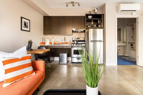 Bright Studio Apartment - Food Carts & Local Shops thumb 4