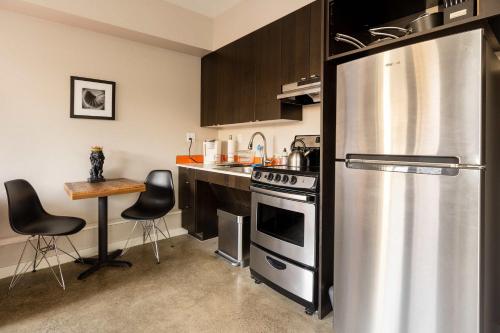Bright Studio Apartment - Food Carts & Local Shops detail