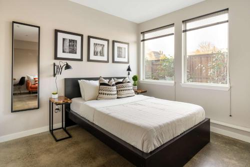Bright Studio Apartment - Food Carts & Local Shops detail
