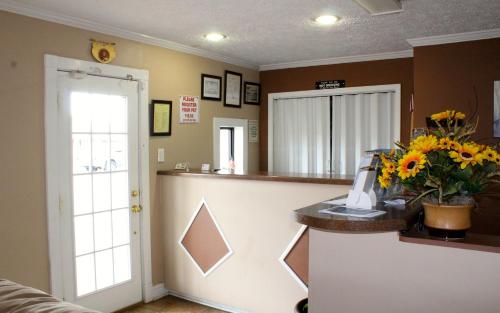 Savannah Motel - image 10
