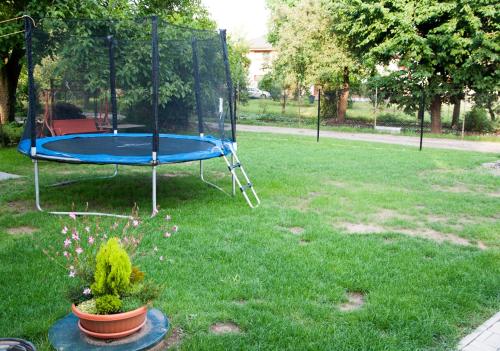 สวน, เอเลนดริส - อูบิโตวานี ยู คอสเตลา (Elendris - Ubytovani u kostela) in สลาตินา