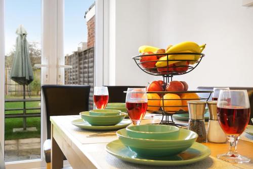 3 BR 5 Beds 3 Bath Private Garden Parking x2 Ideal for Family & Work Stays in Latimer