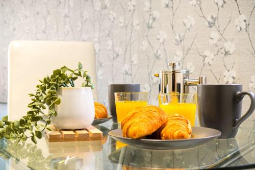 3 BR 5 Beds 3 Bath Private Garden Parking x2 Ideal for Family & Work Stays in Latimer