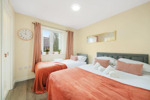 3 BR 5 Beds 3 Bath Private Garden Parking x2 Ideal for Family & Work Stays in Latimer