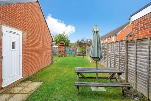 3 BR 5 Beds 3 Bath Private Garden Parking x2 Ideal for Family & Work Stays in Latimer