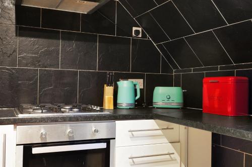 3-Bedroom 5-Bed Flat King Room Free Parking Near Reading & M4 Work Stays in Swallowfield