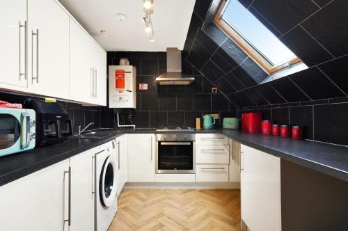 3-Bedroom 5-Bed Flat King Room Free Parking Near Reading & M4 Work Stays in Swallowfield