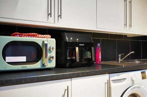 3-Bedroom 5-Bed Flat King Room Free Parking Near Reading & M4 Work Stays in Swallowfield