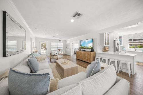 A Wave From It All - New Luxury Renovated Home Heated Pool Cabana Hammock Walk to Beach detail