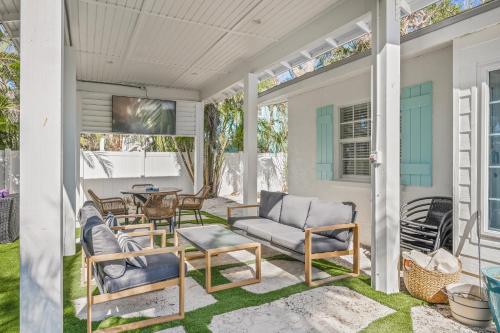 A Wave From It All - New Luxury Renovated Home Heated Pool Cabana Hammock Walk to Beach detail
