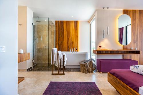 Villa Phi with heated indoor pool 3