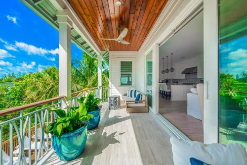 Batemans - New Luxury Canal Front Home with Pool Spa Dock Close to Bean Point Pine Ave thumb 2