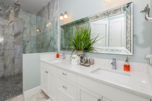 Batemans - New Luxury Canal Front Home with Pool Spa Dock Close to Bean Point Pine Ave detail