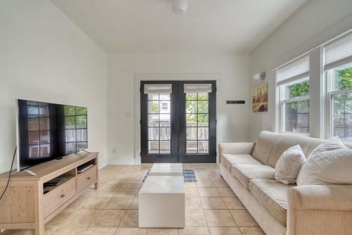 Sunnyside 1BR - Walk to Shops & Nightlife