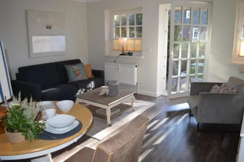 Geschmackvoll ausgestattete 2-Zimmer-Wohnung im EG eines typischen Reetdachhauses in Westerland, Deutschland