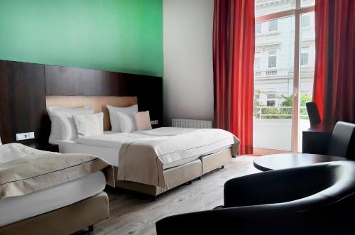 1 king bed, 1 twin bed