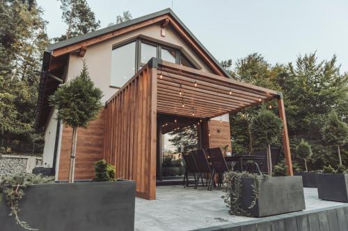 W szczerym lesie - Domek z sauną i jacuzzi w lesie nad Jeziorem Mucharskim (W szczerym lesie - Domek z sauna i jacuzzi w lesie nad Jeziorem Mucharskim) in Stryszow