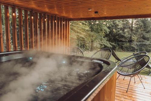 W szczerym lesie - Domek z sauną i jacuzzi w lesie nad Jeziorem Mucharskim (W szczerym lesie - Domek z sauna i jacuzzi w lesie nad Jeziorem Mucharskim) in Stryszow