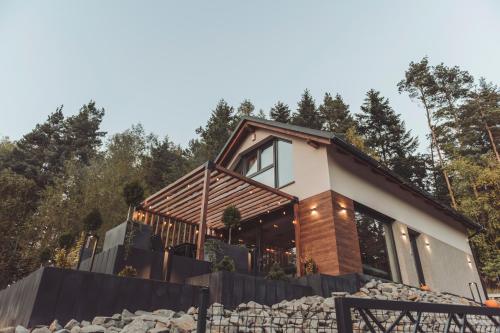 W szczerym lesie - Domek z sauną i jacuzzi w lesie nad Jeziorem Mucharskim (W szczerym lesie - Domek z sauna i jacuzzi w lesie nad Jeziorem Mucharskim) in Stryszow
