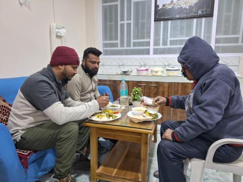 Alimentos e Bebidas, TN's Basecamp Hostel in Tawang