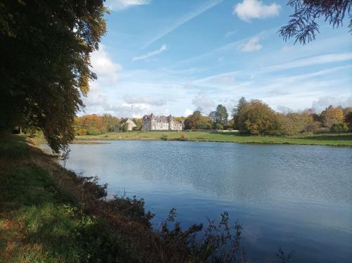 Dārzs, Château d'Hugémont- aile du Parc (Chateau d'Hugemont- aile du Parc) in Taisnieres-en-Thierache