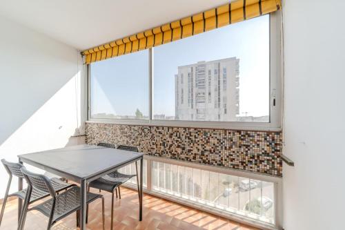 Spacious Apartment for 8 People - Bron Grand Clement in Bron