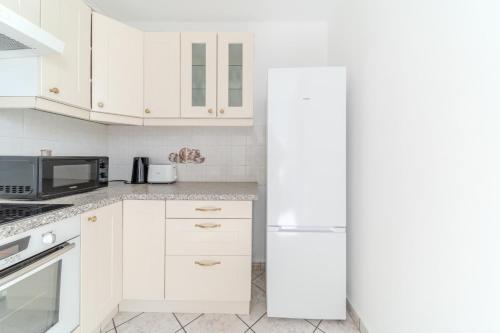 Spacious Apartment for 8 People - Bron Grand Clement in Bron