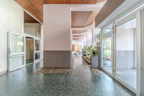 Spacious Apartment for 8 People - Bron Grand Clement in Bron