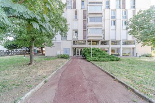 Spacious Apartment for 8 People - Bron Grand Clement in Bron