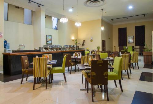 Restaurant, New Ambassador Hotel in Harare
