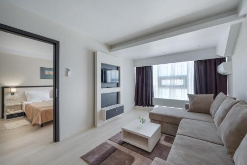 2 twin beds, 1 sofa bed