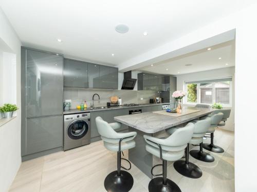 Spacious Home Heated PoolMay-Sep in Tilehurst - Pass the Keys gîte à louer Calcot Row