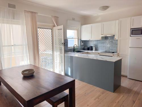 مطبخ, North Facing Seaside Apartment in Cronulla