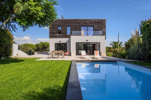 Casa Luminosa by Portugal Portfolio in Aldeia de Juzo