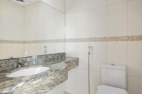 VayK - Spacious 2BR in JLT with Marina Views - image 4