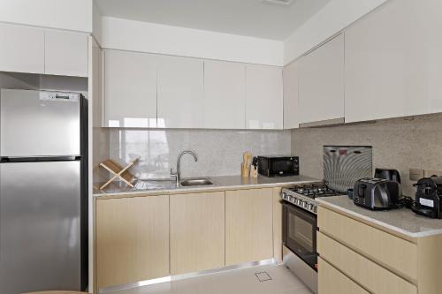 VayK - Stylish 1BR in Prime Downtown Location - image 10